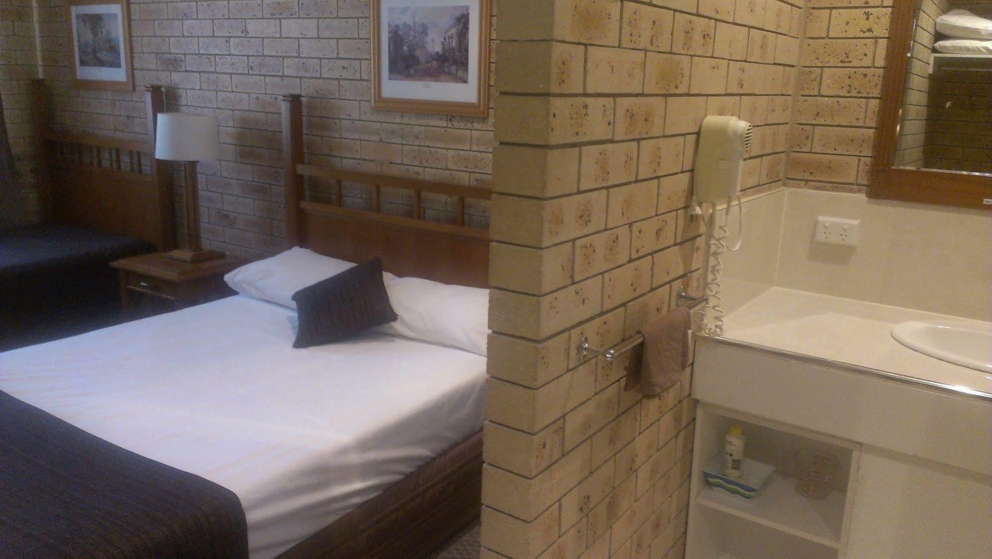 Pacific Paradise Airport Motel Екстер'єр фото